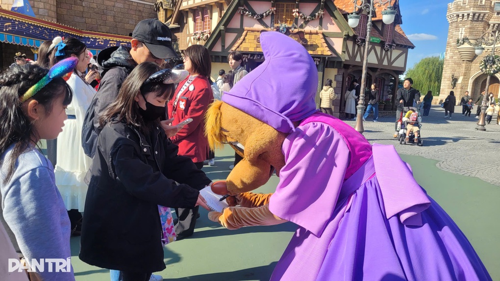 Lạc vào Tokyo Disneyland mùa lễ hội, du khách Việt say mê trải nghiệm - 4