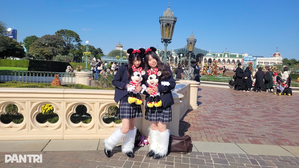 Lạc vào Tokyo Disneyland mùa lễ hội, du khách Việt say mê trải nghiệm - 5