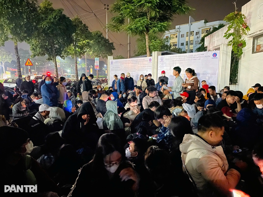 Hàng trăm người thức trắng đêm, cãi vã nảy lửa để giữ chỗ mua nhà ở xã hội - 2