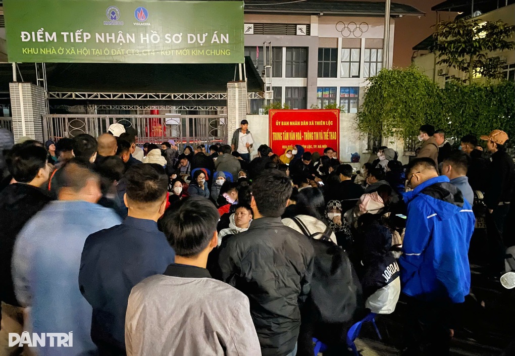 Hàng trăm người thức trắng đêm, cãi vã nảy lửa để giữ chỗ mua nhà ở xã hội - 3