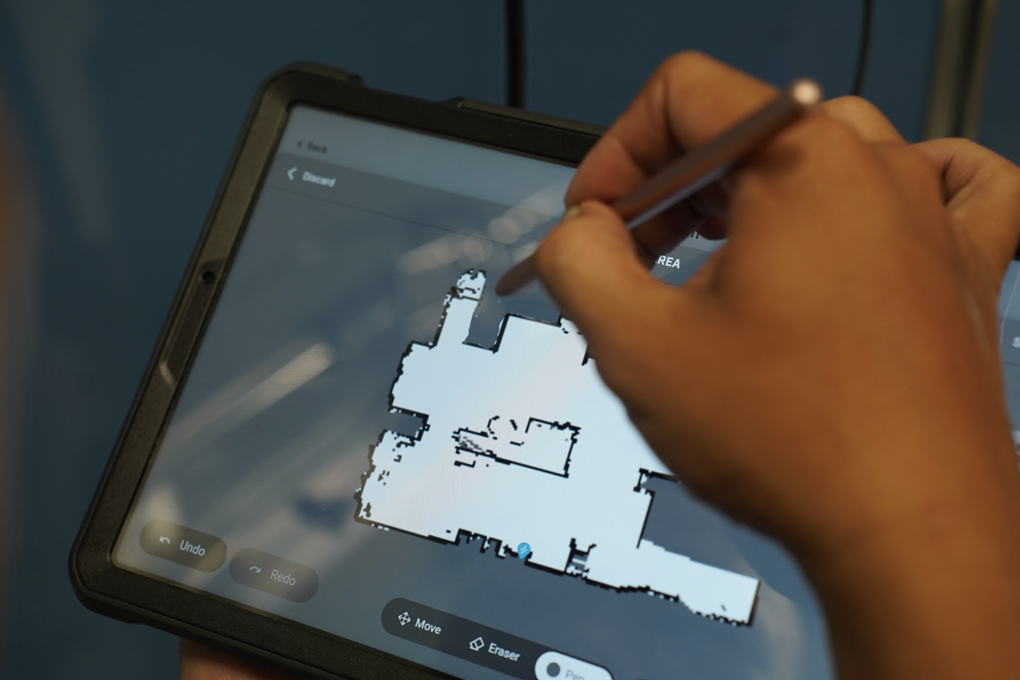 Bệnh viện công đầu tiên ở Việt Nam có 2 robot khử khuẩn công nghệ mới UV - 2