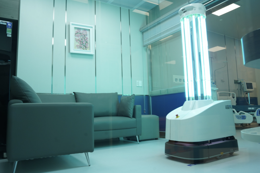 Bệnh viện công đầu tiên ở Việt Nam có 2 robot khử khuẩn công nghệ mới UV - 3
