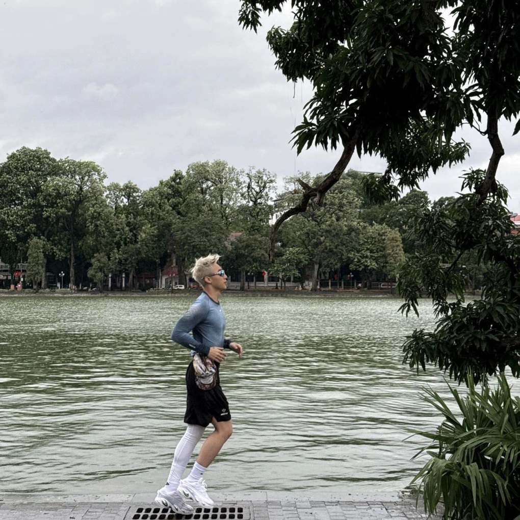 Khoảnh khắc Sơn Tùng M-TP chạy bộ ở Hồ Gươm gây sốt với người hâm mộ - 2