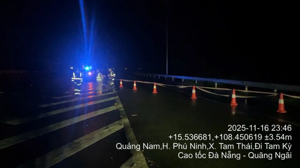 Lực lượng cảnh sát giao thông tham gia điều tiết giao thông trên tuyến. Ảnh: CA