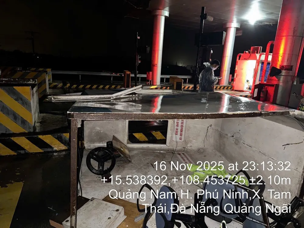 Cabin trạm thu phí Tam Kỳ bị sập. Ảnh: CA