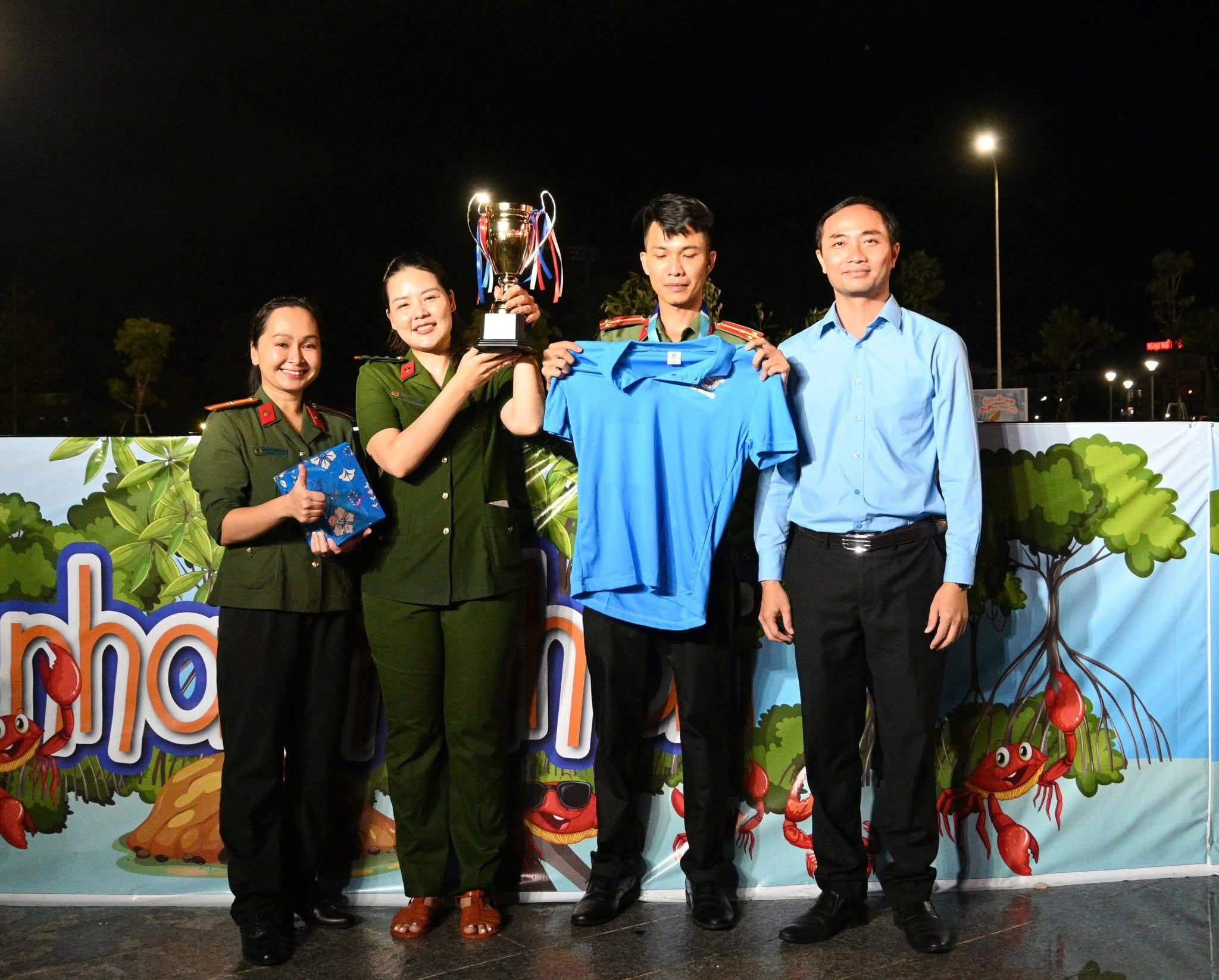 Cà Mau: Độc đáo cuộc thi mò cua giữa quảng trường- Ảnh 4.