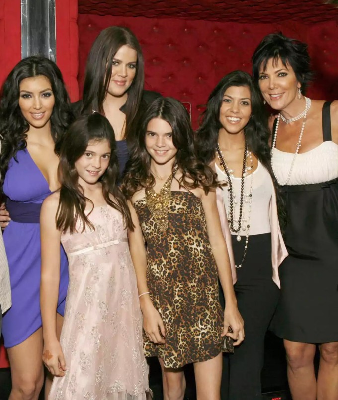 Nhan sắc ngày nhỏ của chị em Kim Kardashian 9 5 chị em gái Kim Kardashian bên mẹ vào năm 2007 - thời điểm bắt đầu quay show truyền hình thực tế.