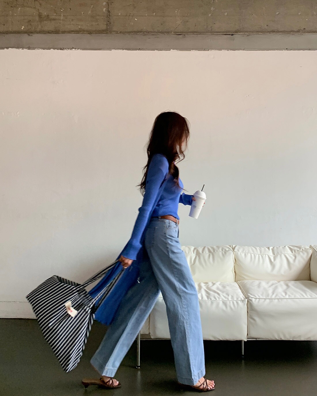 Lý do cần có áo len sáng màu trong tủ đồ - Ảnh 6. Lý do cần có áo len sáng màu trong tủ đồ - Ảnh 6.