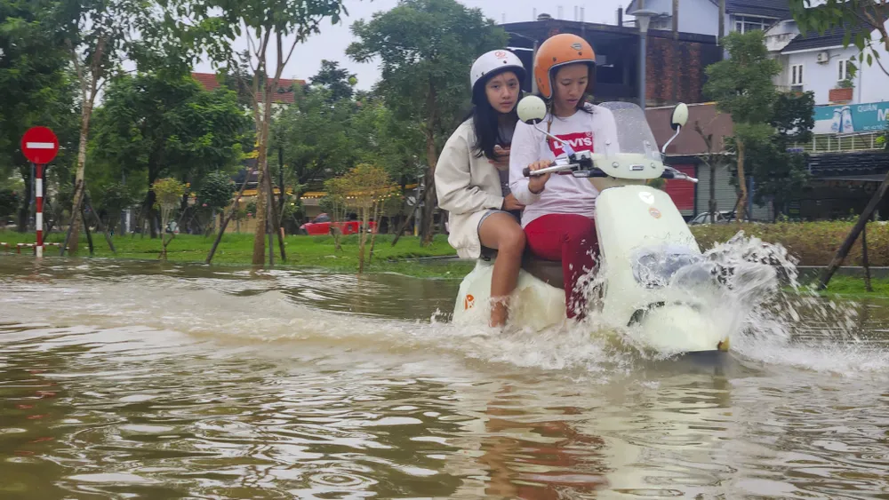 mua-lon-don-dap-lu-song-dang-cao-nguoi-dan-hue-dao-nhac-dua-xe-tranh-lu-lan-4 (6).jpg