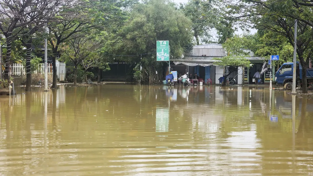 mua-lon-don-dap-lu-song-dang-cao-nguoi-dan-hue-dao-nhac-dua-xe-tranh-lu-lan-4 (8).jpg