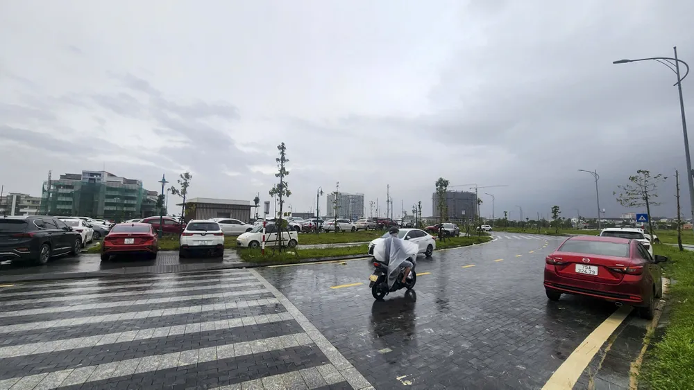 mua-lon-don-dap-lu-song-dang-cao-nguoi-dan-hue-dao-nhac-dua-xe-tranh-lu-lan-4 (14).jpg