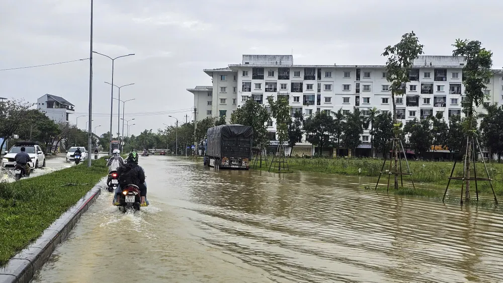 mua-lon-don-dap-lu-song-dang-cao-nguoi-dan-hue-dao-nhac-dua-xe-tranh-lu-lan-4 (18).jpg