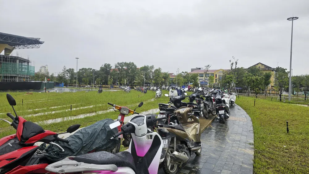 mua-lon-don-dap-lu-song-dang-cao-nguoi-dan-hue-dao-nhac-dua-xe-tranh-lu-lan-4 (1).jpg