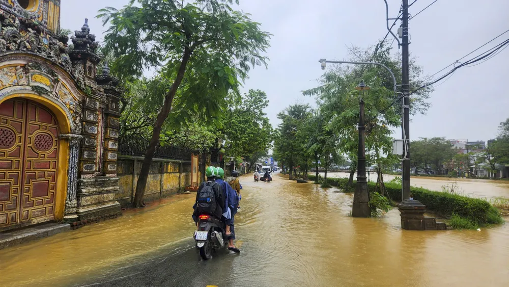 mua-lon-don-dap-lu-song-dang-cao-nguoi-dan-hue-dao-nhac-dua-xe-tranh-lu-lan-4 (2).jpg