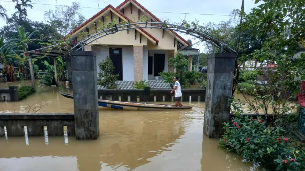 mua-lon-don-dap-lu-song-dang-cao-nguoi-dan-hue-dao-nhac-dua-xe-tranh-lu-lan-4.jfif