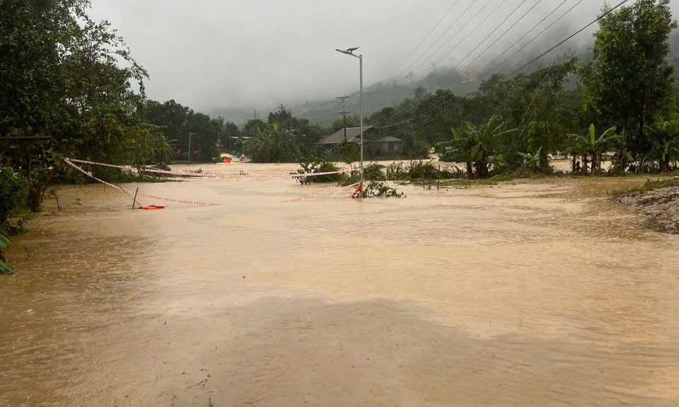 Đắk Lắk ngập lụt và sạt lở đất , cấm lưu thông trên Quốc lộ 29 - Ảnh 2.