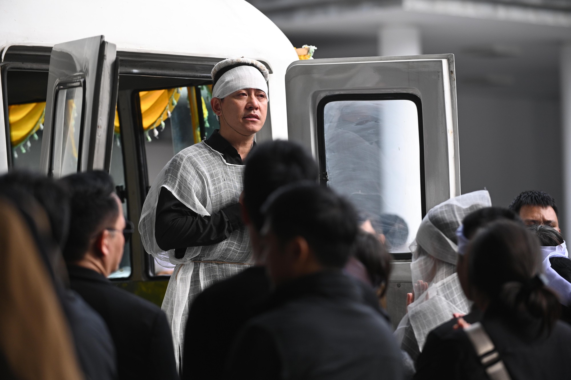 Lễ viếng mẹ Tuấn Hưng: Nam ca sĩ khóc mắt sưng húp, nghệ sĩ Tự Long - Bằng Kiều và dàn sao Việt lặng lẽ đến chia buồn- Ảnh 2. Lễ viếng mẹ Tuấn Hưng: Nam ca sĩ khóc mắt sưng húp, nghệ sĩ Tự Long - Bằng Kiều và dàn sao Việt lặng lẽ đến chia buồn- Ảnh 2.