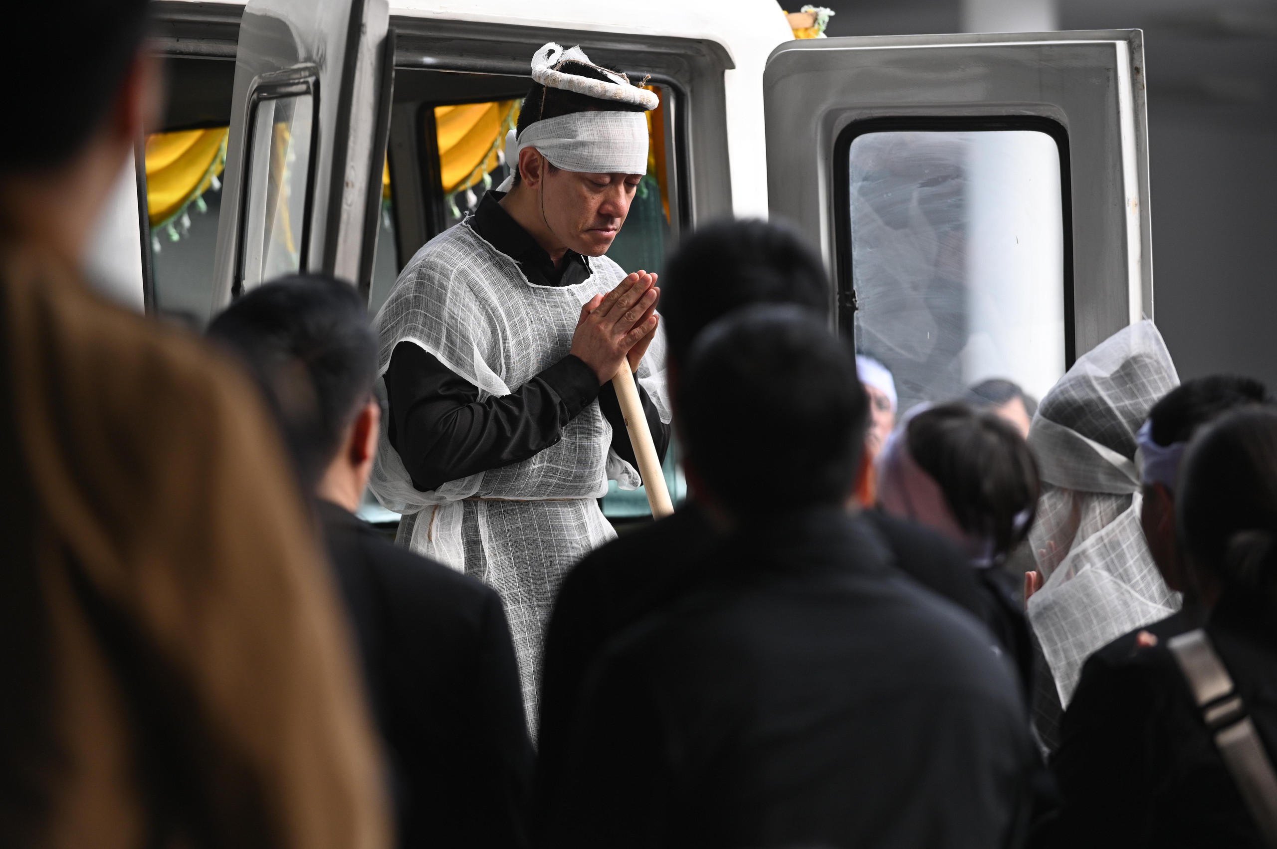 Lễ viếng mẹ Tuấn Hưng: Nam ca sĩ khóc mắt sưng húp, nghệ sĩ Tự Long - Bằng Kiều và dàn sao Việt lặng lẽ đến chia buồn- Ảnh 3. Lễ viếng mẹ Tuấn Hưng: Nam ca sĩ khóc mắt sưng húp, nghệ sĩ Tự Long - Bằng Kiều và dàn sao Việt lặng lẽ đến chia buồn- Ảnh 3.