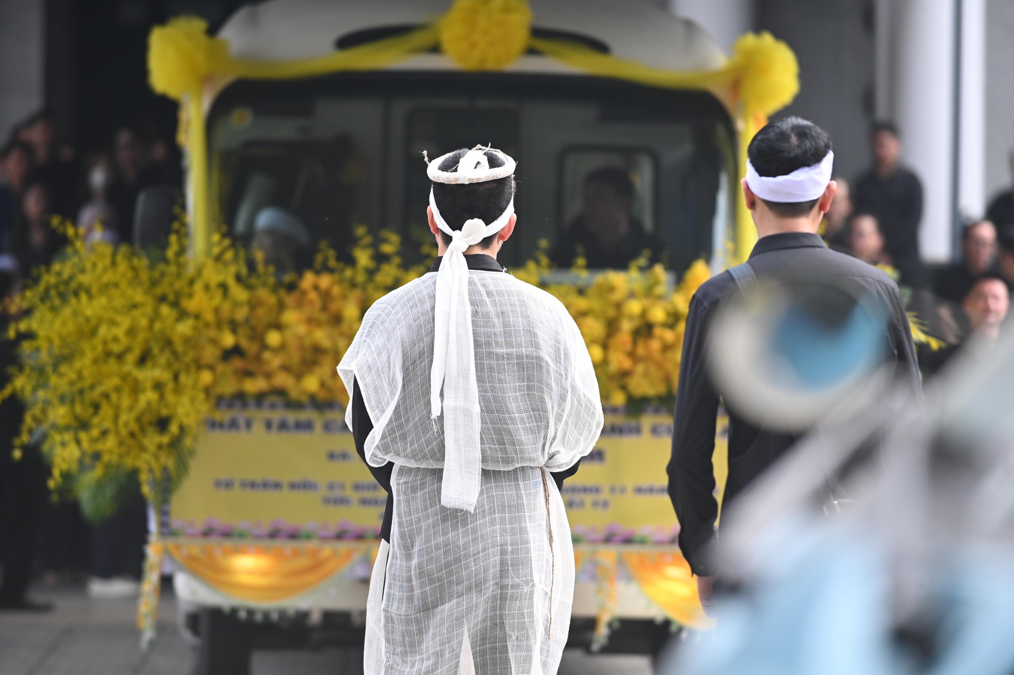 Lễ viếng mẹ Tuấn Hưng: Nam ca sĩ khóc mắt sưng húp, nghệ sĩ Tự Long - Bằng Kiều và dàn sao Việt lặng lẽ đến chia buồn- Ảnh 5. Lễ viếng mẹ Tuấn Hưng: Nam ca sĩ khóc mắt sưng húp, nghệ sĩ Tự Long - Bằng Kiều và dàn sao Việt lặng lẽ đến chia buồn- Ảnh 5.