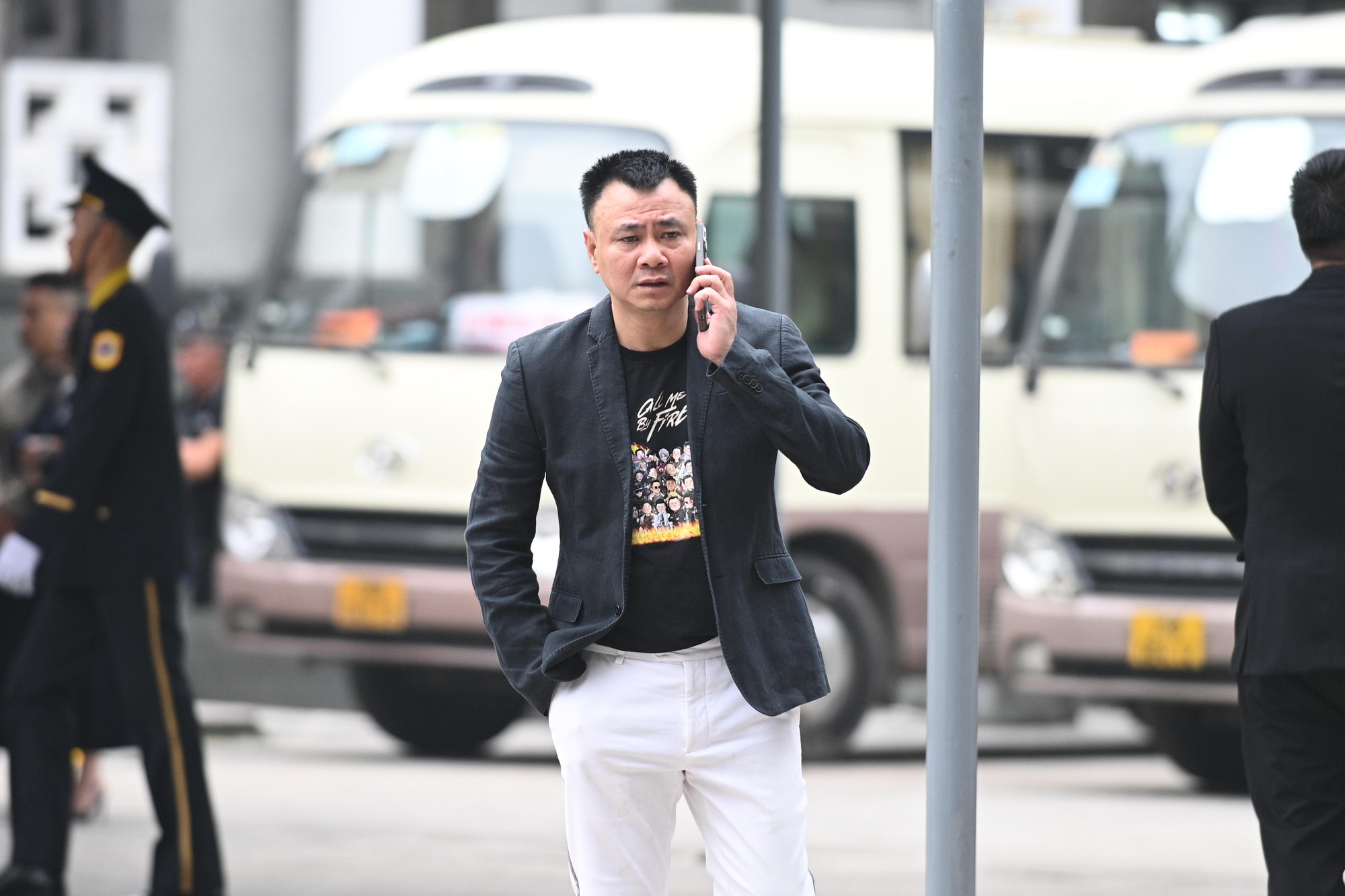 Lễ viếng mẹ Tuấn Hưng: Nam ca sĩ khóc mắt sưng húp, nghệ sĩ Tự Long - Bằng Kiều và dàn sao Việt lặng lẽ đến chia buồn- Ảnh 6. Lễ viếng mẹ Tuấn Hưng: Nam ca sĩ khóc mắt sưng húp, nghệ sĩ Tự Long - Bằng Kiều và dàn sao Việt lặng lẽ đến chia buồn- Ảnh 6.