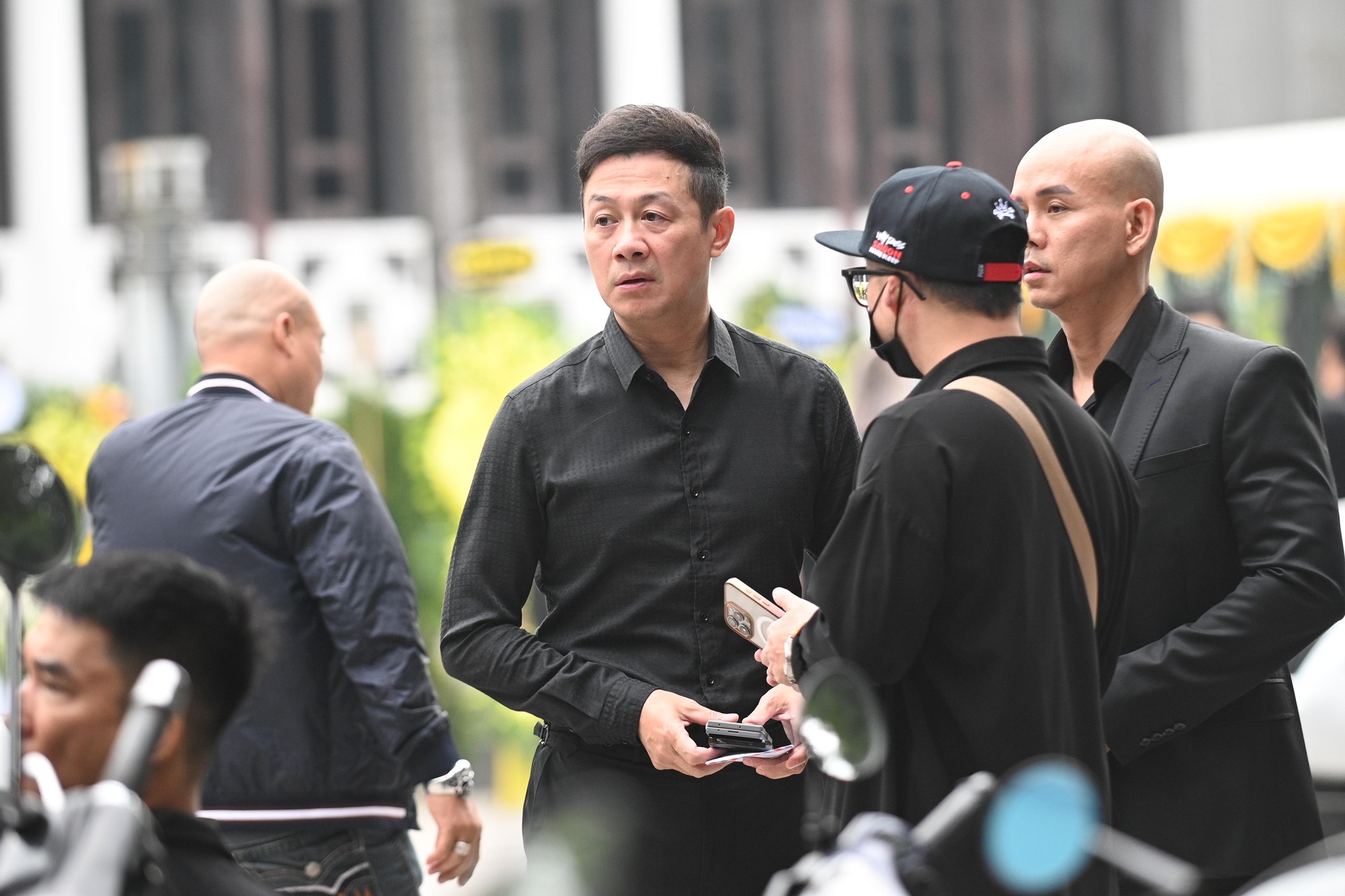 Lễ viếng mẹ Tuấn Hưng: Nam ca sĩ khóc mắt sưng húp, nghệ sĩ Tự Long - Bằng Kiều và dàn sao Việt lặng lẽ đến chia buồn- Ảnh 8. Lễ viếng mẹ Tuấn Hưng: Nam ca sĩ khóc mắt sưng húp, nghệ sĩ Tự Long - Bằng Kiều và dàn sao Việt lặng lẽ đến chia buồn- Ảnh 8.