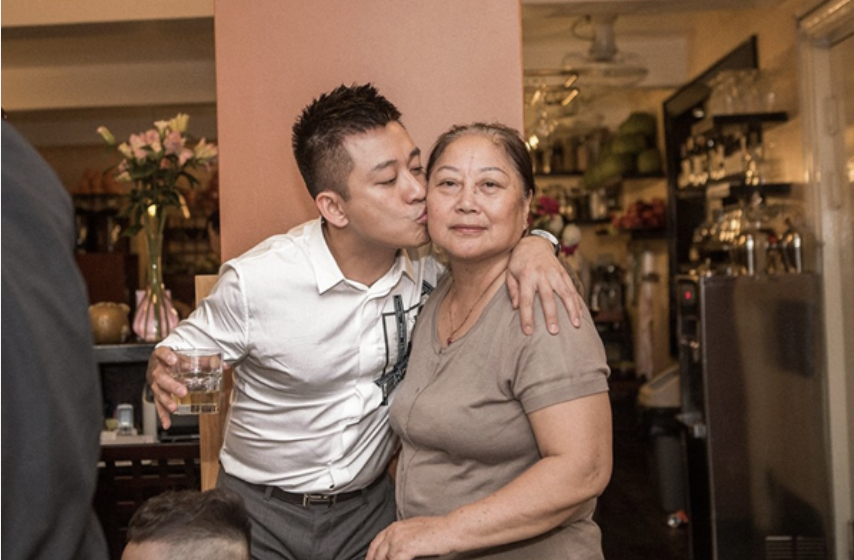 Lễ viếng mẹ Tuấn Hưng: Nam ca sĩ khóc mắt sưng húp, nghệ sĩ Tự Long - Bằng Kiều và dàn sao Việt lặng lẽ đến chia buồn- Ảnh 12. Lễ viếng mẹ Tuấn Hưng: Nam ca sĩ khóc mắt sưng húp, nghệ sĩ Tự Long - Bằng Kiều và dàn sao Việt lặng lẽ đến chia buồn- Ảnh 12.