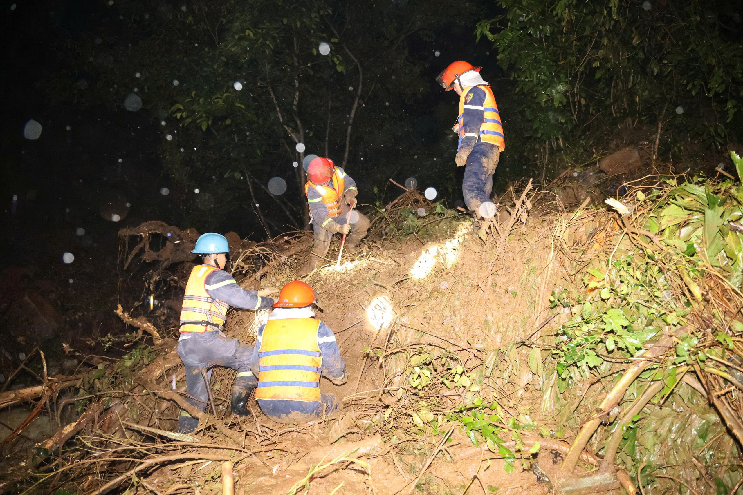 Lũ vượt báo động 3 trên hai sông Cái lớn nhất Khánh Hòa, cảnh báo ngập lụt - Ảnh 4.