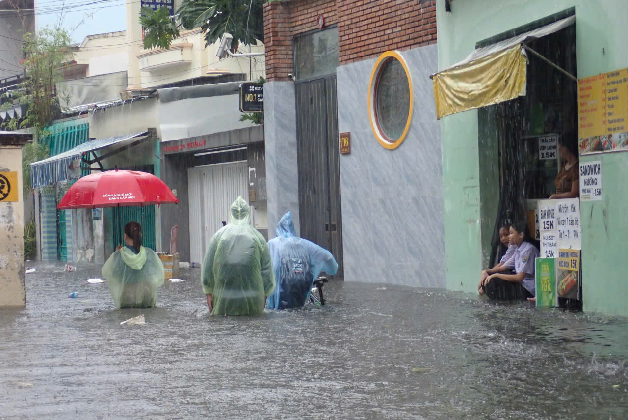 Lũ vượt báo động 3 trên hai sông Cái lớn nhất Khánh Hòa, cảnh báo ngập lụt - Ảnh 5.