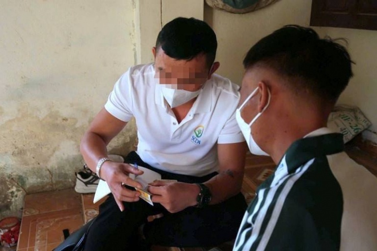 Nhân viên tiếp cận cộng đồng tại xã Quế Phong (Nghệ An) thuyết phục người có nguy cơ lây nhiễm HIV đi xét nghiệm và sử dụng các biện pháp an toàn.