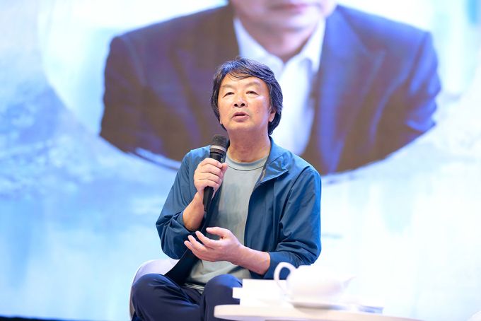 Nhà văn Lưu Chấn Vân tại TP HCM cuối tháng 10. Ảnh: Chibooks