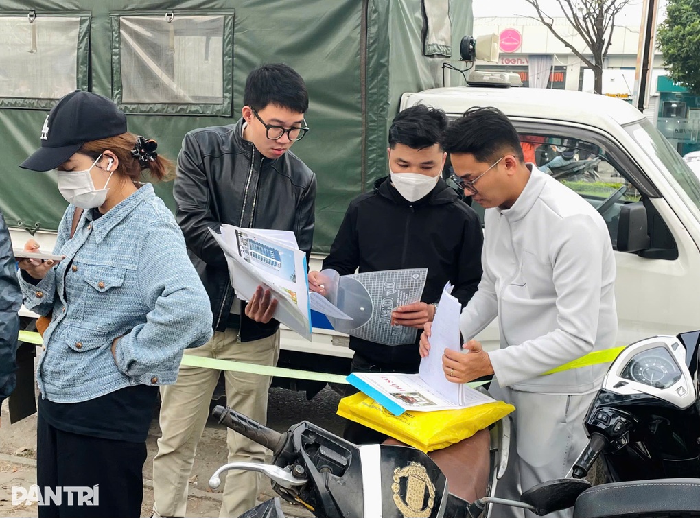 Có người ngất xỉu trong cơn hỗn loạn chen lấn mua nhà ở xã hội tại Hà Nội - 2