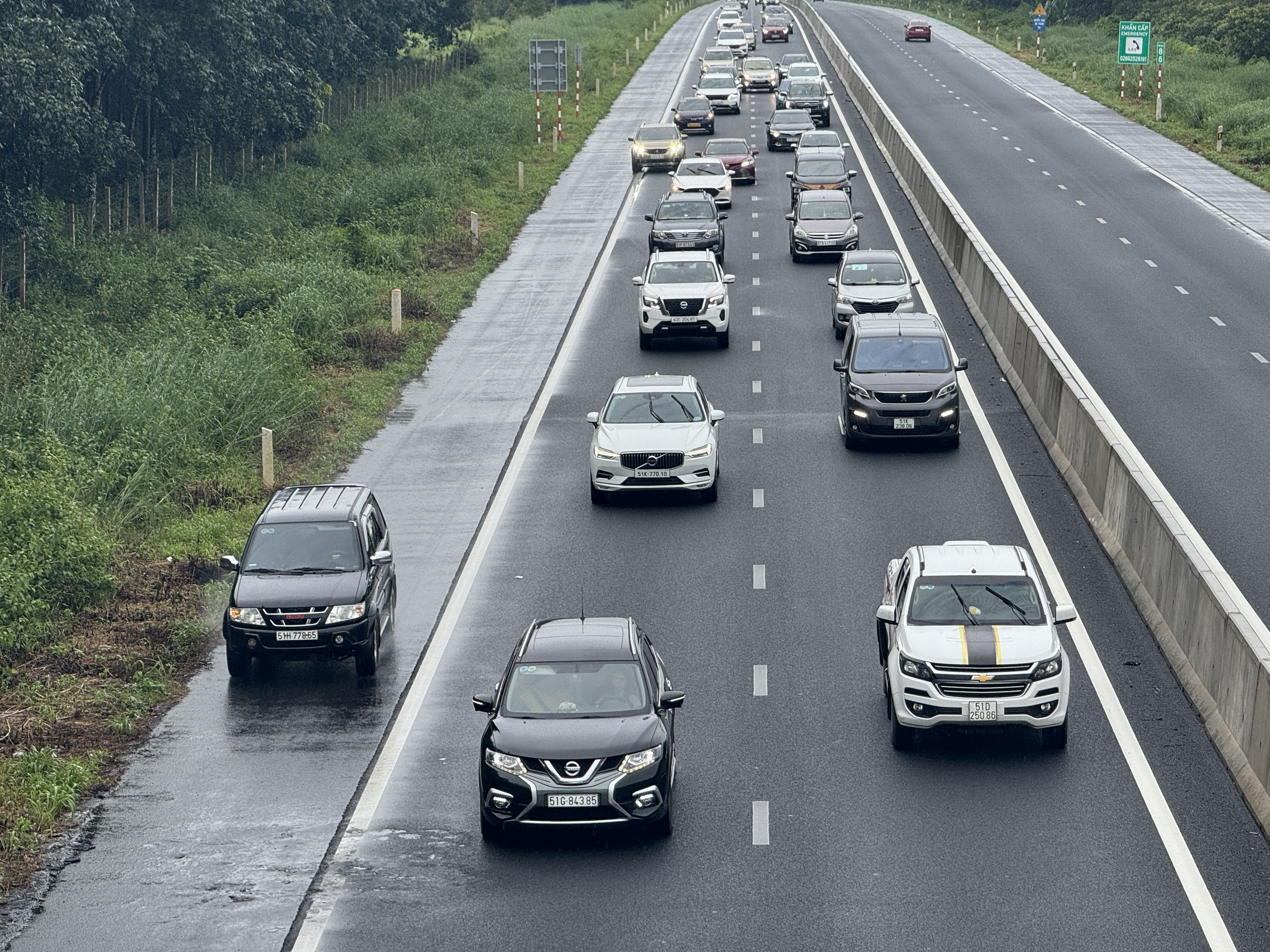 Làm gì để tránh rủi ro khi xe gặp sự cố trên cao tốc? - Ảnh 2.