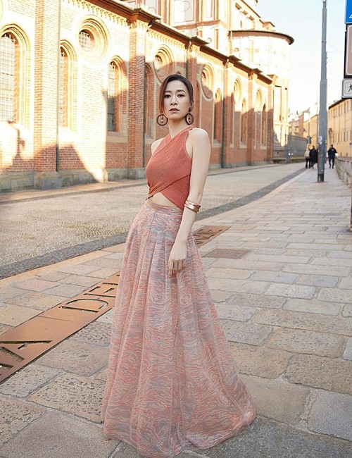 Ở tuổi 50, nữ diễn viên vẫn giữ được sự trẻ trung và vóc dáng thon gọn, săn chắc. Ảnh: Charmaine_sheh