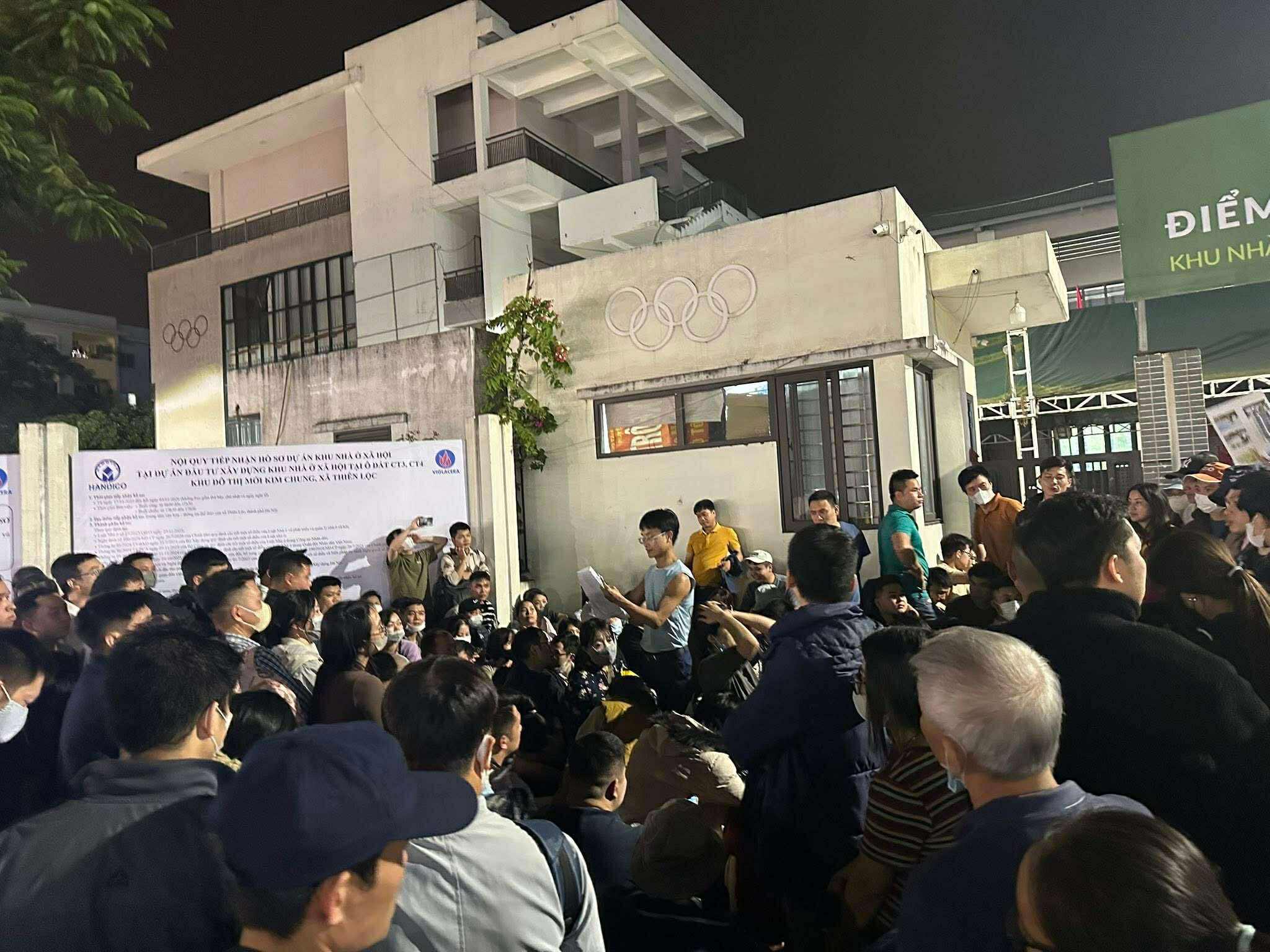 Người xếp hàng xuyên đêm mua nhà ở xã hội: Niềm hy vọng an cư của nhiều người - Ảnh 8.