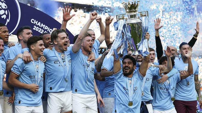 Alvarez (ngoài cùng bên trái) cùng đồng đội mừng chức vô địch Ngoại hạng Anh mùa 2022-2023. Ảnh: AFP