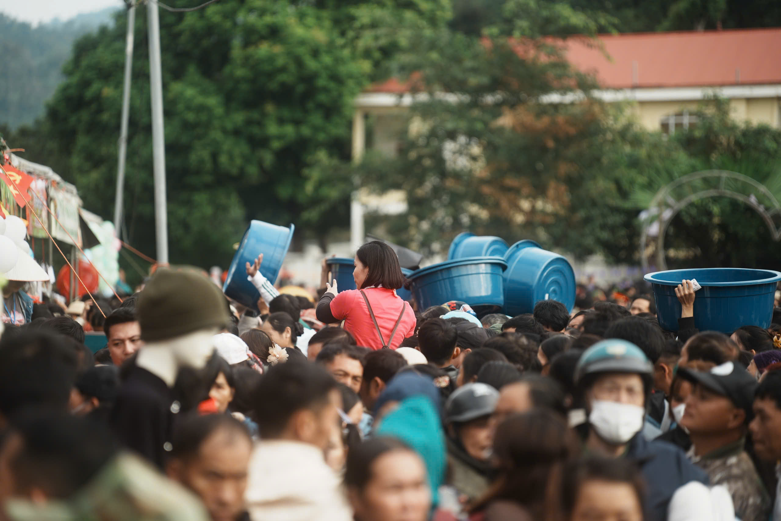 Bác sĩ ở TP.HCM ra Thái Nguyên khám bệnh miễn phí, mở chợ '0 đồng' - Ảnh 4.