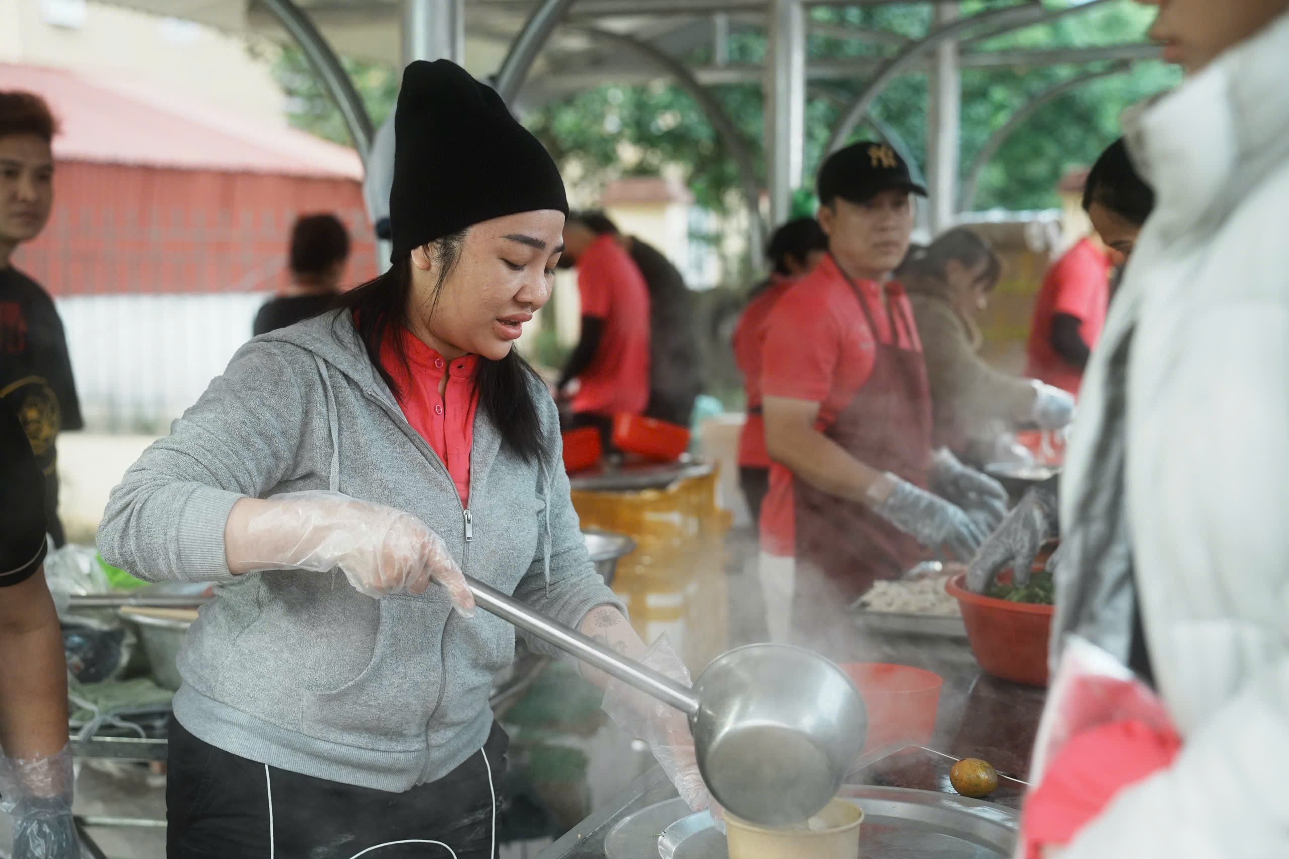Bác sĩ ở TP.HCM ra Thái Nguyên khám bệnh miễn phí, mở chợ '0 đồng' - Ảnh 3.