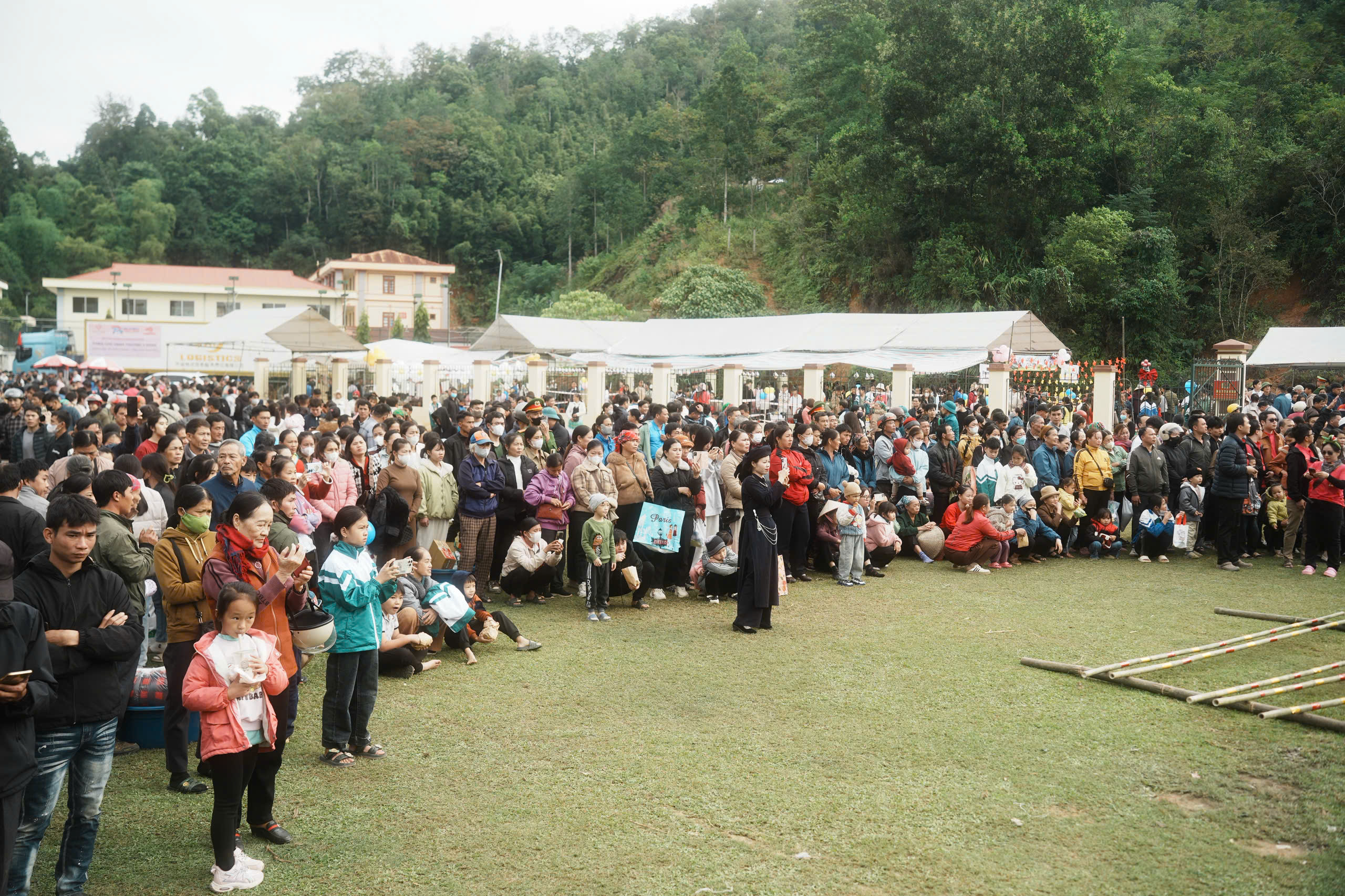 Bác sĩ ở TP.HCM ra Thái Nguyên khám bệnh miễn phí, mở chợ '0 đồng' - Ảnh 11.