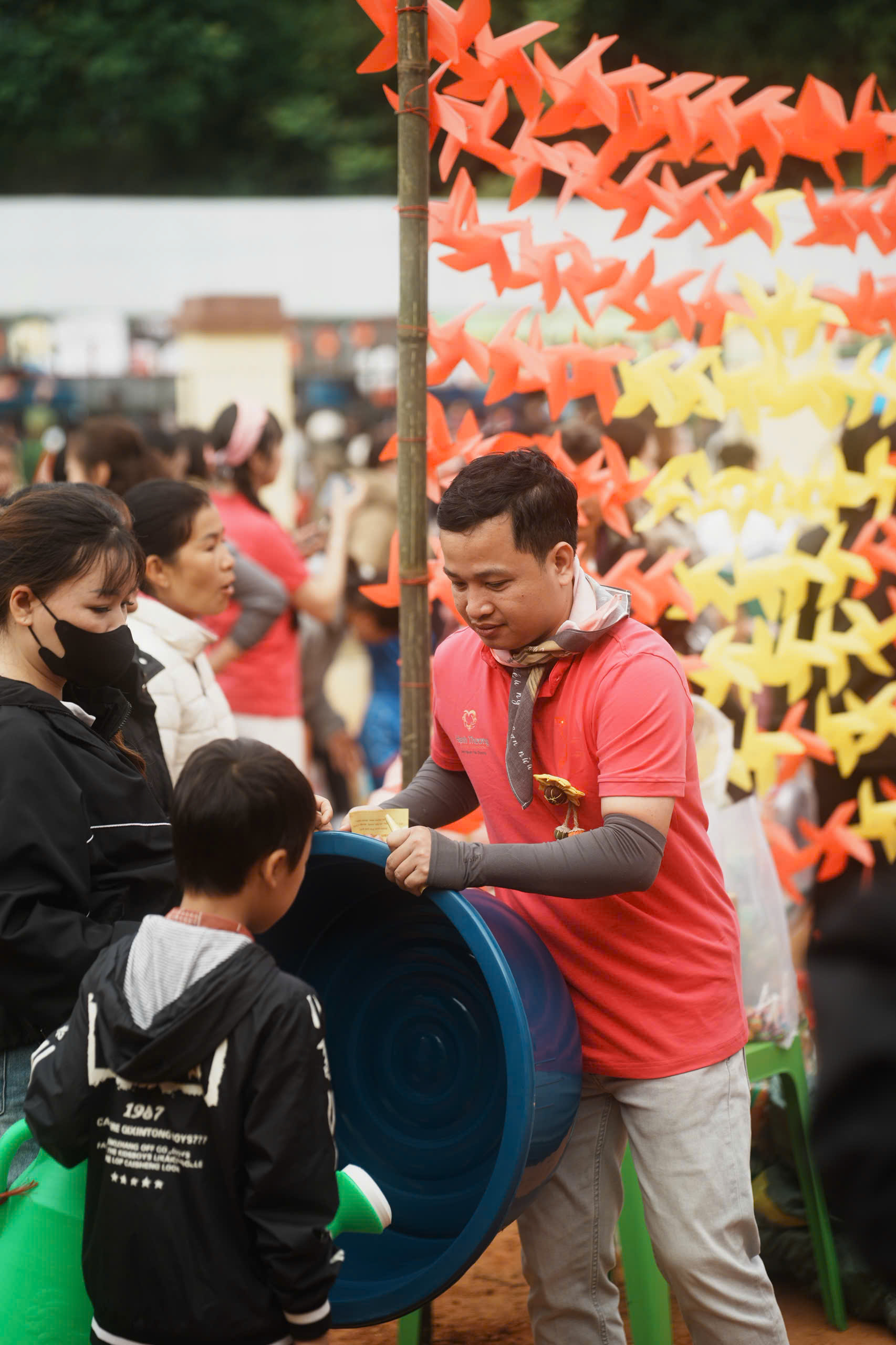 Bác sĩ ở TP.HCM ra Thái Nguyên khám bệnh miễn phí, mở chợ '0 đồng' - Ảnh 14.