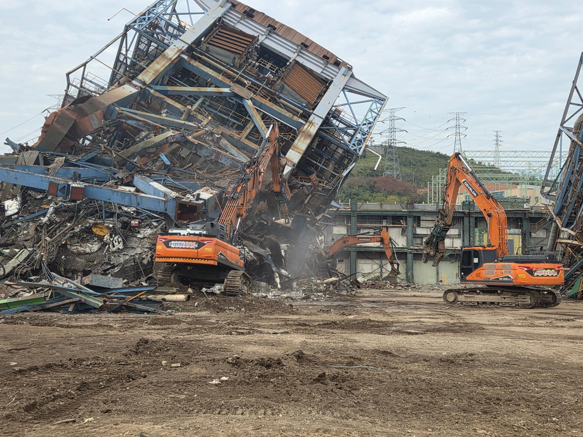 Tổng thống Hàn Quốc tuyên chiến 'công trường tử thần' - Ảnh 2.