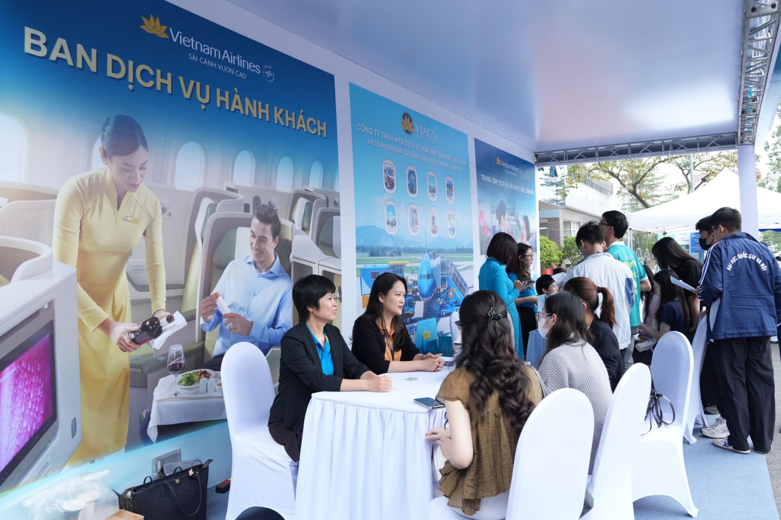 Vietnam Airlines tổ chức thành công Ngày hội việc làm 2025 lần đầu tiên - Ảnh 10.
