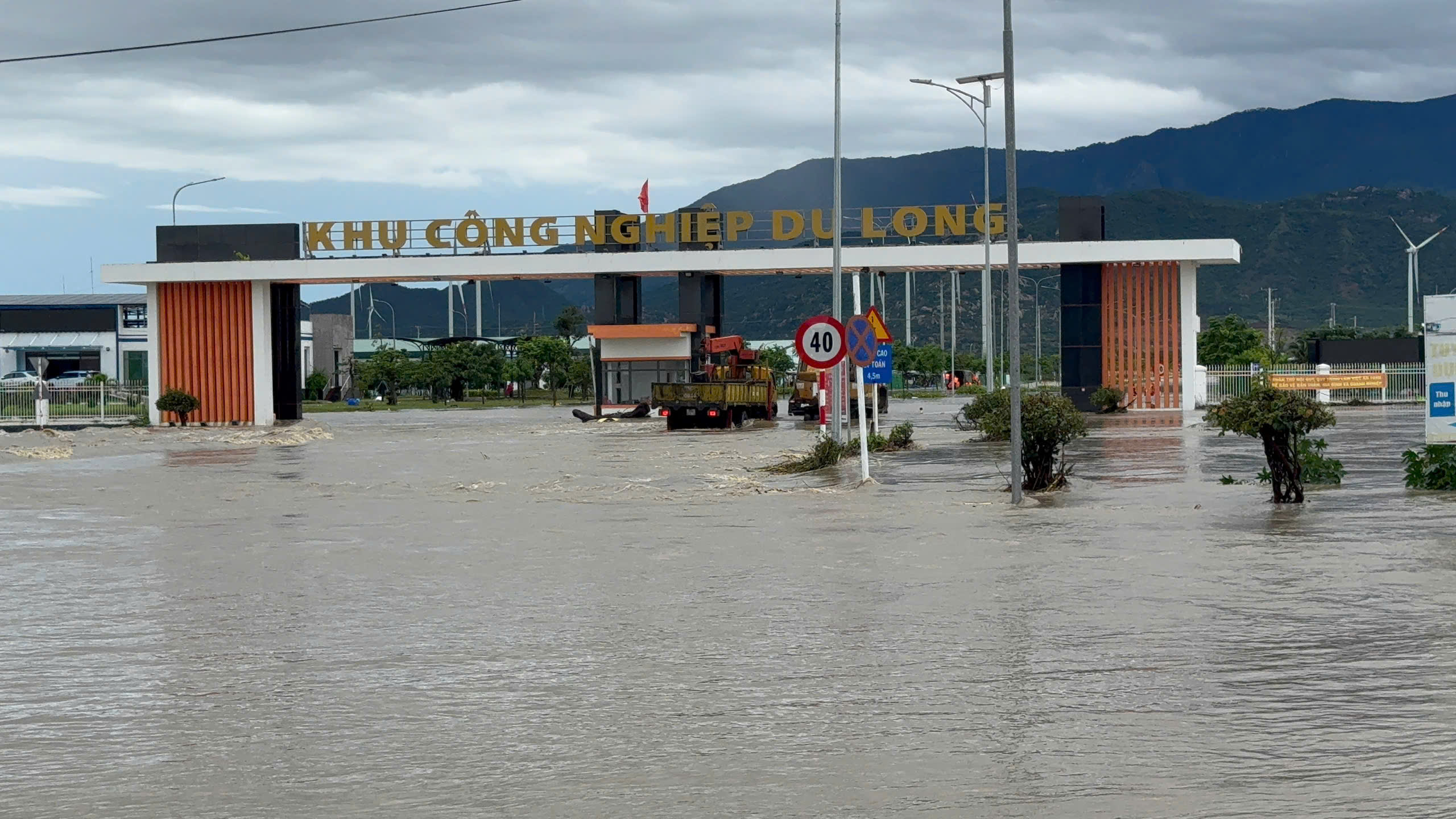 Khánh hòa ngập lụt nghiêm trọng từ miền núi đến đồng bằng do mưa lớn - Ảnh 4.
