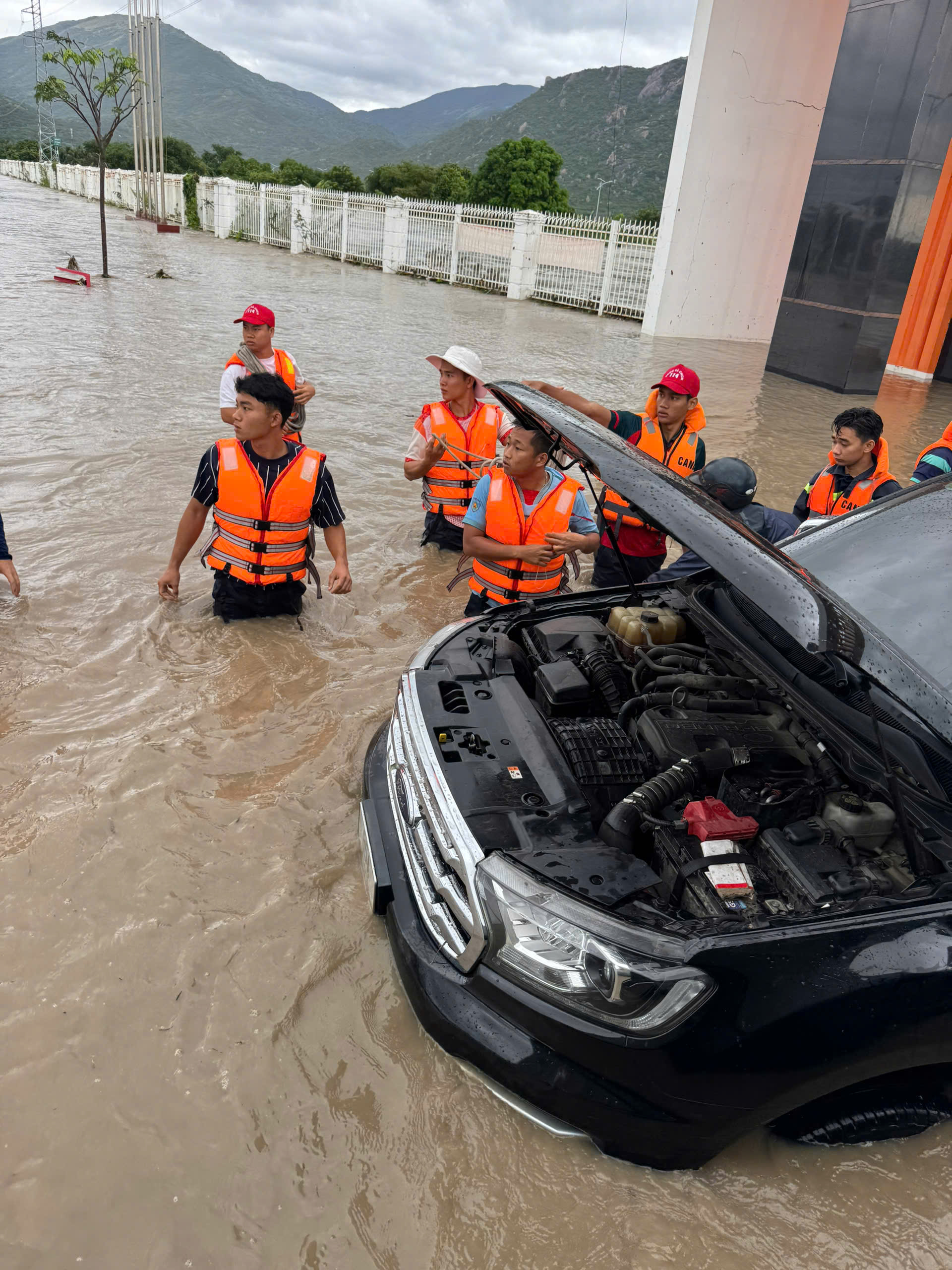 Khánh hòa ngập lụt nghiêm trọng từ miền núi đến đồng bằng do mưa lớn - Ảnh 5.