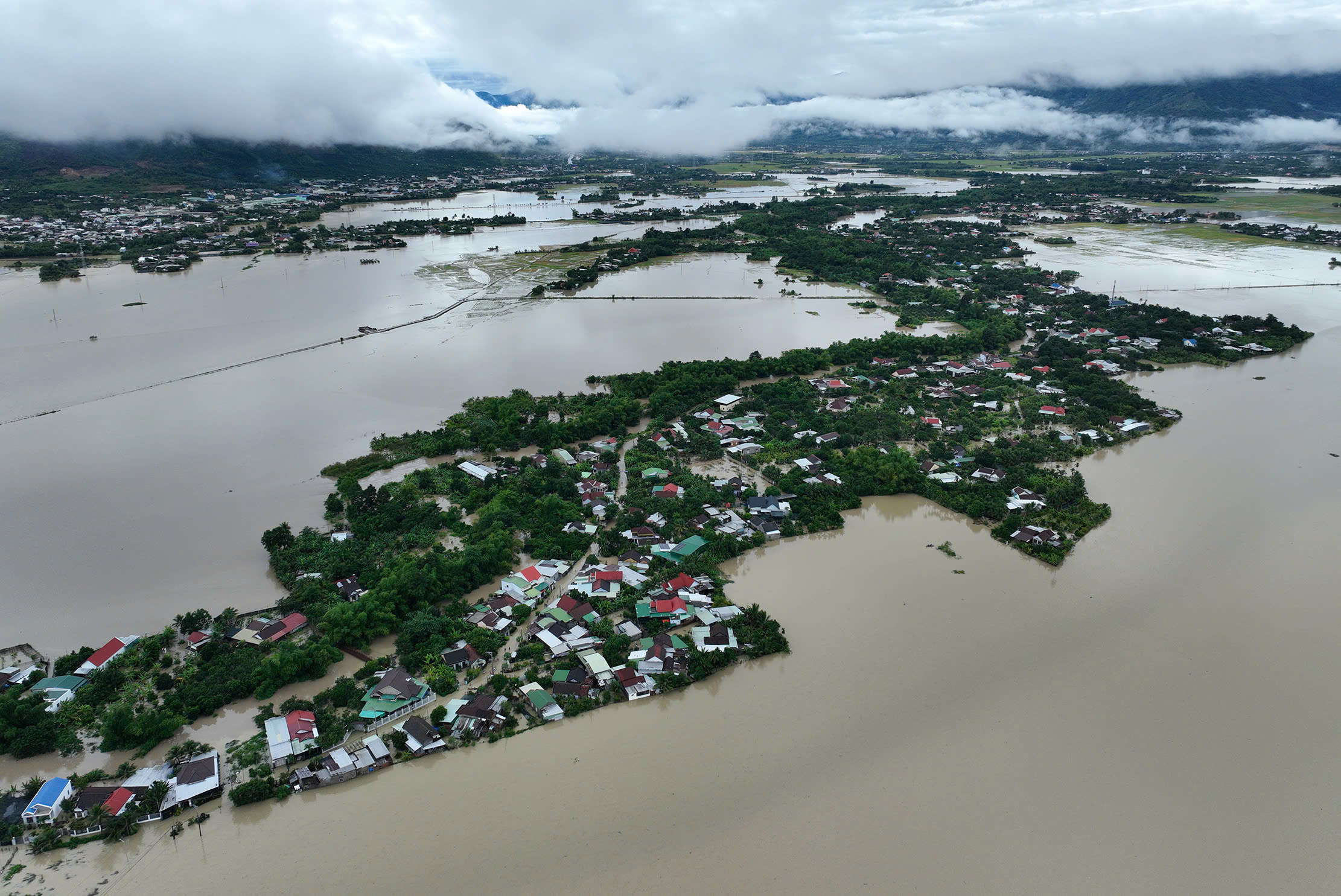 Khánh hòa ngập lụt nghiêm trọng từ miền núi đến đồng bằng do mưa lớn - Ảnh 6.