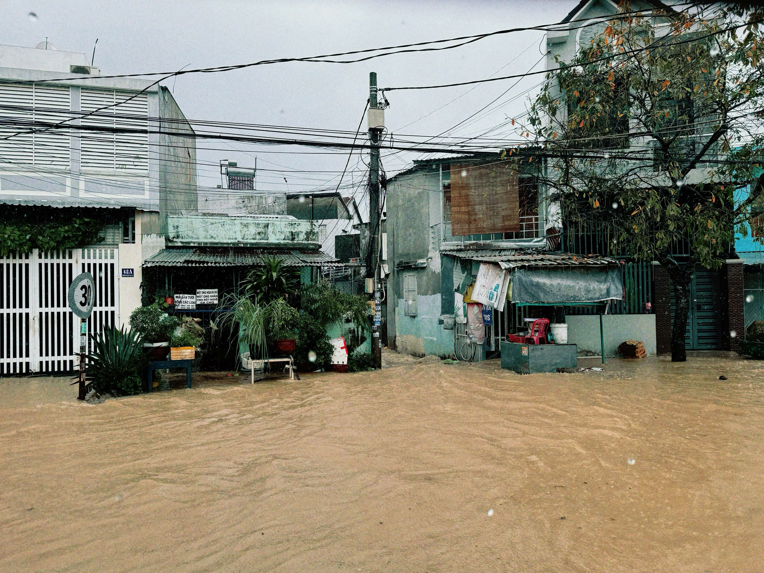 Khánh hòa ngập lụt nghiêm trọng từ miền núi đến đồng bằng do mưa lớn - Ảnh 7.