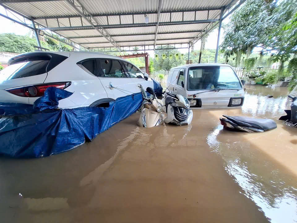 Khánh hòa ngập lụt nghiêm trọng từ miền núi đến đồng bằng do mưa lớn - Ảnh 8.