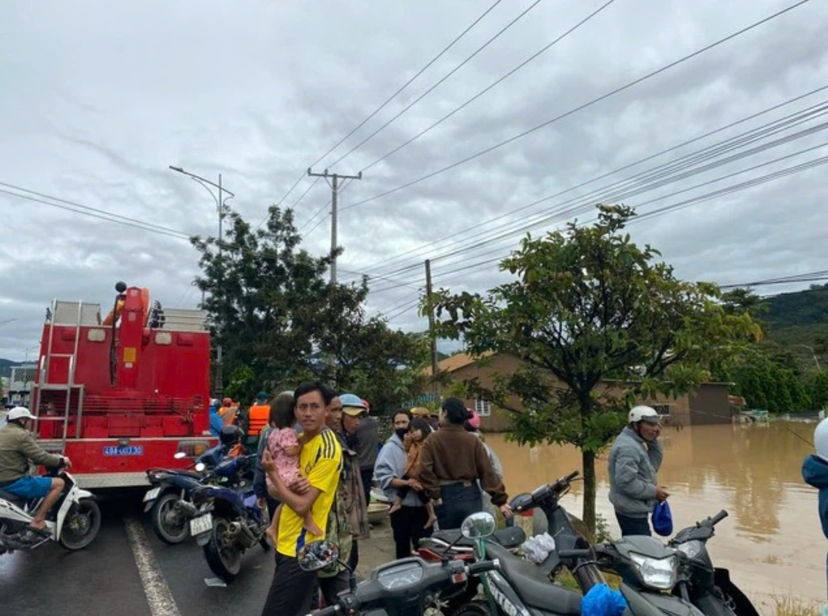 Thủy điện Đa Nhim tăng lưu lượng xả lũ, vùng hạ lưu bị ngập - Ảnh 5.