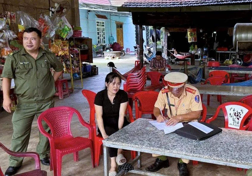 Lực lượng công an làm việc với chủ bãi giữ xe bên ngoài trường để tuyên truyền, vận động không nhận xe máy của học sinh khi chưa đủ điều kiện chạy xe theo quy định. an toàn giao thông 3.jpg