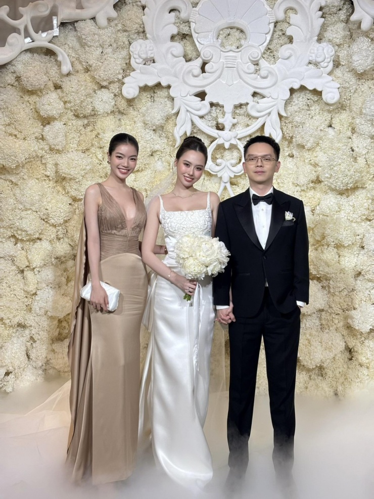 Á hậu Lâm Bích Tuyền đến sớm. Cô chọn váy lụa cổ điển, xếp nếp khoe đường cong. Mẫu váy được NTK Lý Thành Đạt may đo riêng cho người đẹp dự tiệc cưới bạn thân.