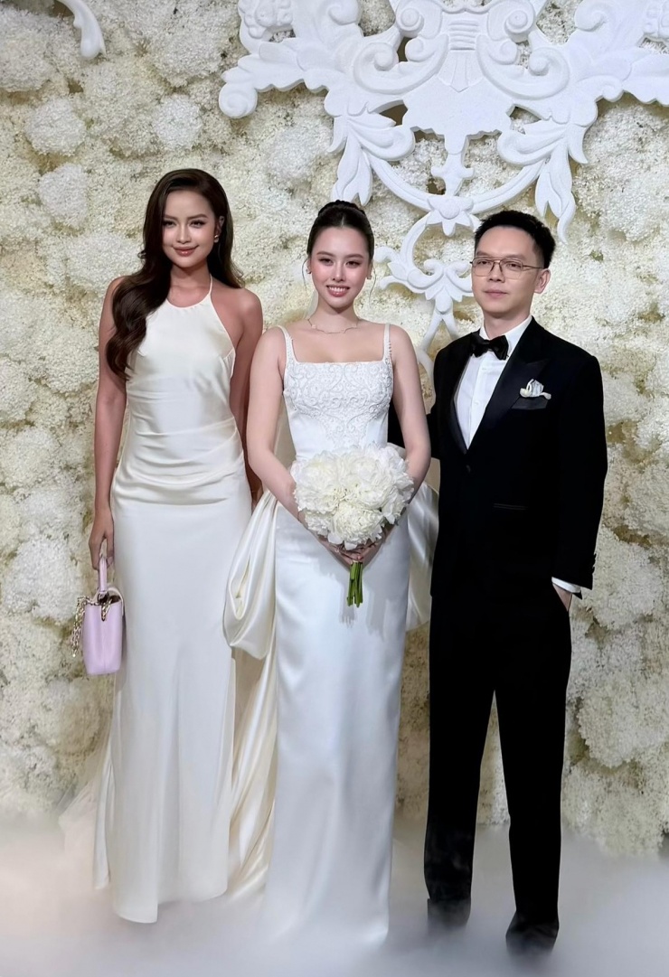 Hoa hậu Ngọc Châu chọn đầm yếm lụa gợi cảm, tạo điểm nhấn bằng mẫu túi ombre của nhà mốt Louis Vuitton, hoàn thiện tổng thể bằng giày mũi nhọn ánh đồng. Nàng hậu gửi lời chúc hạnh phúc đến Tâm Như và ông xã trên hành trình mới.